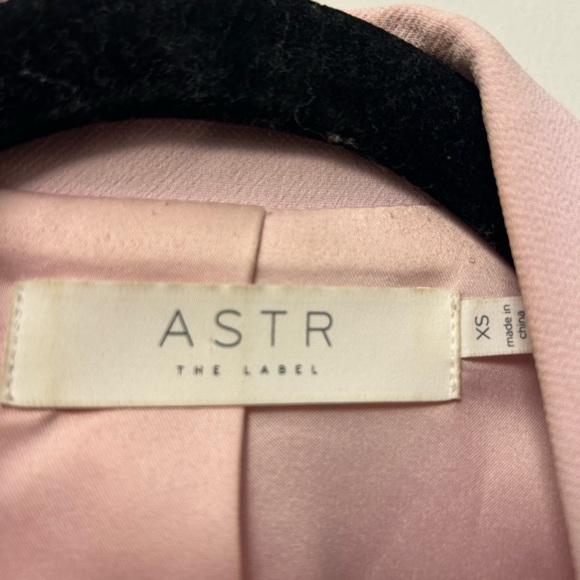 ASTR Cropped Pink Blazer - Picture 3 of 4